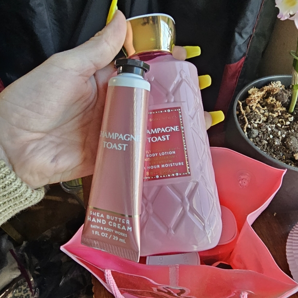🏷️NEW Bath & Body Works Champagne Toast Holiday Gift Bag, Set of 4 Items - Picture 11 of 11